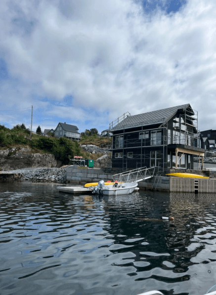 Picture of the cabin from the sea